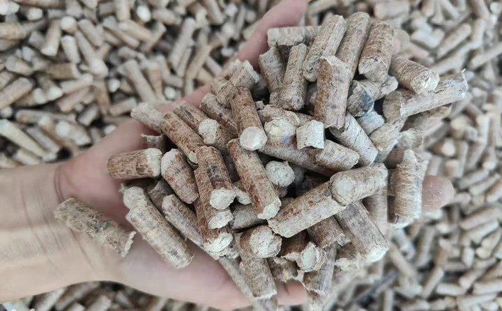 秸稈顆粒機(jī)械設(shè)備加工的生物質(zhì)顆粒燃
